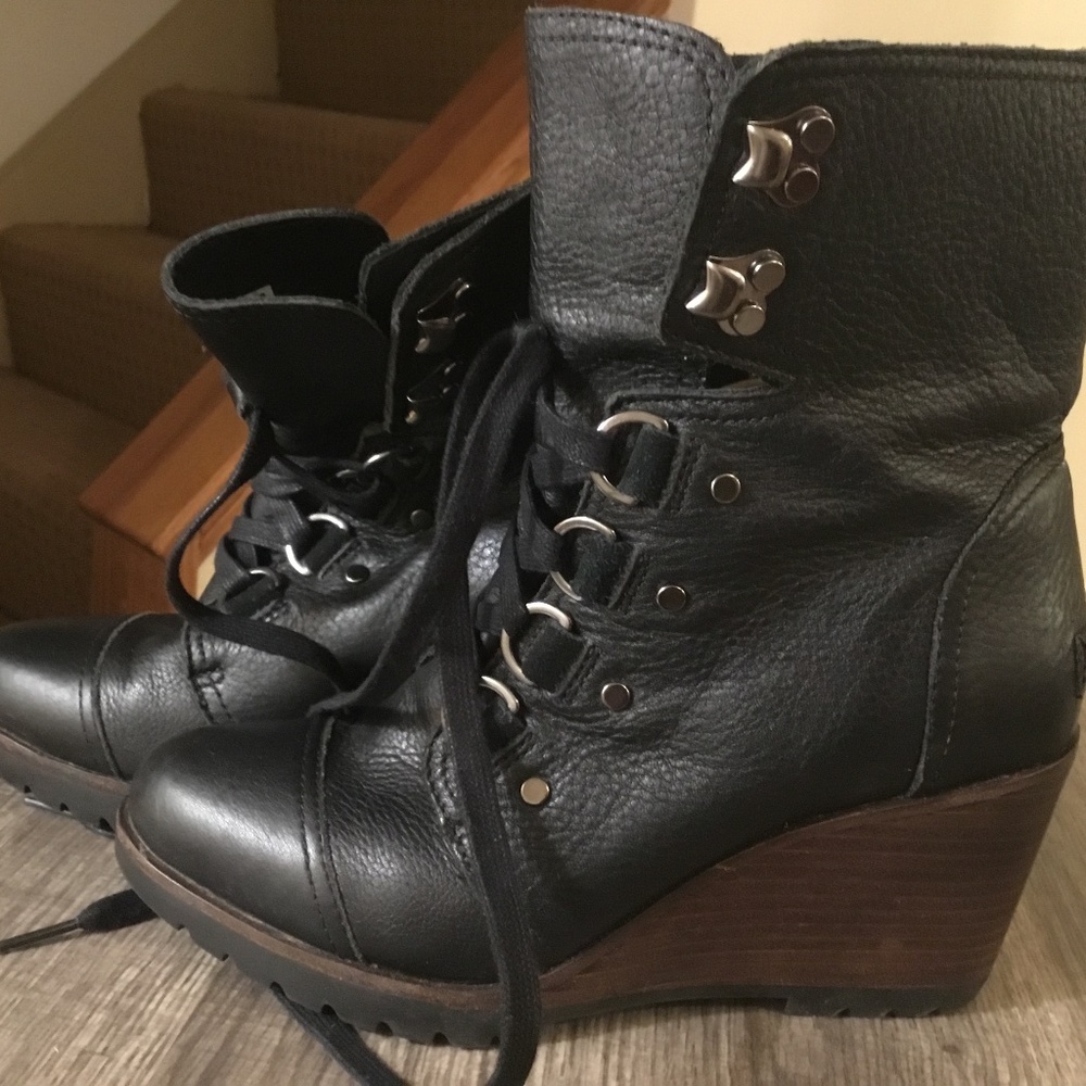 Excellent! Sorel black leather stacked wedge ankle boots, size 8